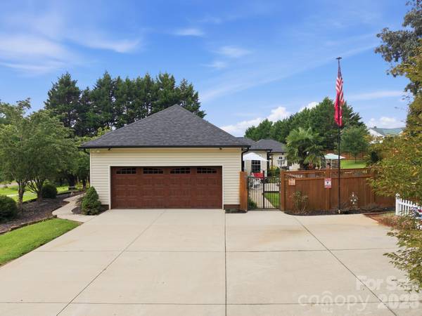 359 Huffstetler Lake RD, Dallas, NC 28034