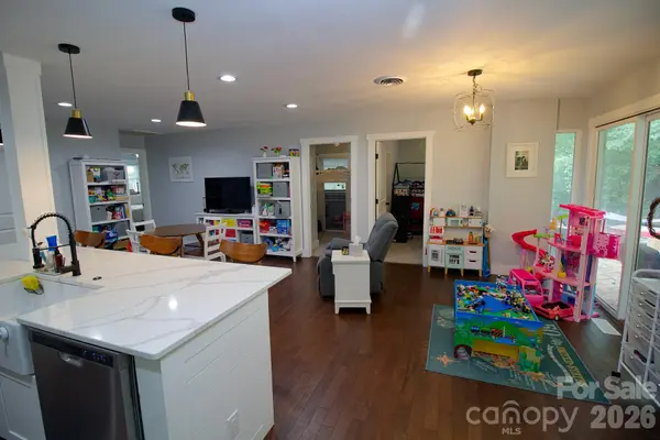 36 Clarendon RD, Asheville, NC 28806
