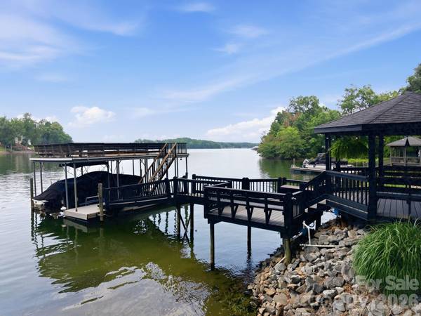 131 Long Cove LN, Mooresville, NC 28117