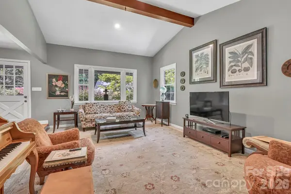 307 Woodland TRL, Laurel Park, NC 28739
