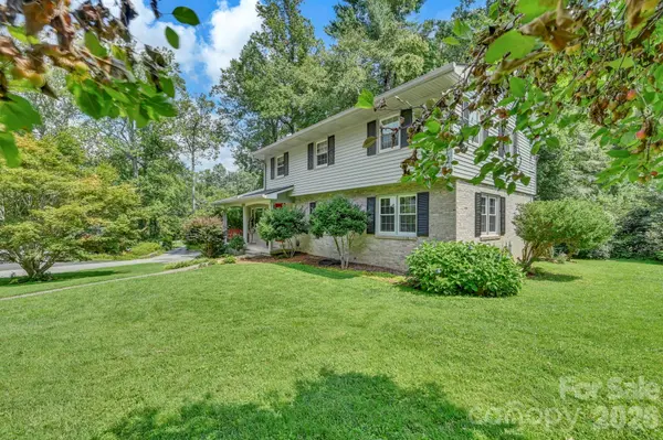 307 Woodland TRL, Laurel Park, NC 28739
