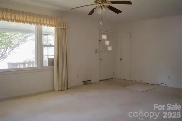 1006 3rd AVE W, Hendersonville, NC 28739