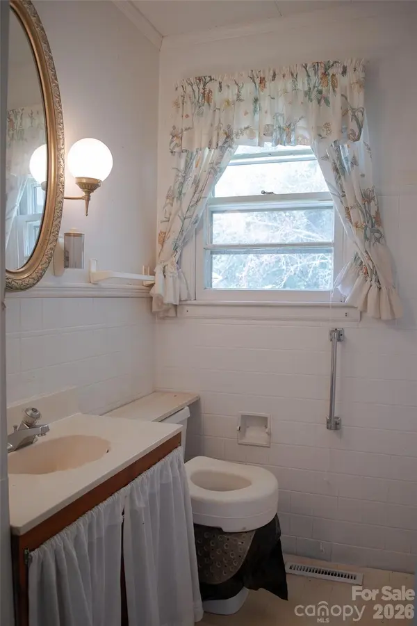 1006 3rd AVE W, Hendersonville, NC 28739