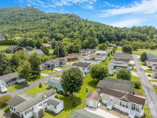 53 Strollers LN, Waynesville, NC 28785