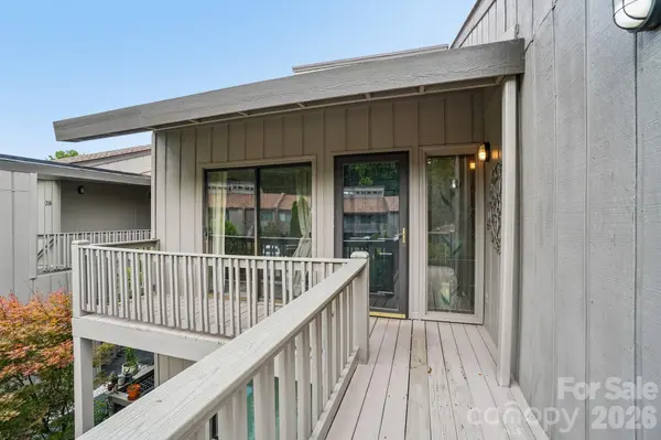 210 Juniper LN, Hendersonville, NC 28739