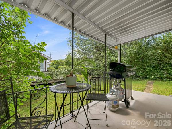 6 Bradford CIR, Candler, NC 28715