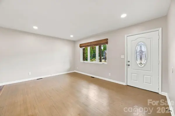 2700 Ravencroft DR, Charlotte, NC 28208