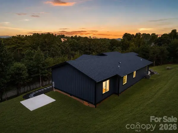 7 Spicebush LN, Weaverville, NC 28787