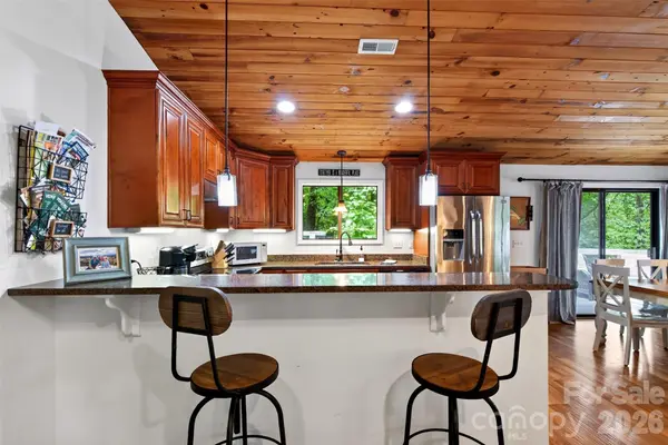 2 Bear Rock Loop RD, Hendersonville, NC 28739