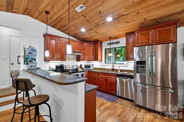 2 Bear Rock Loop RD, Hendersonville, NC 28739