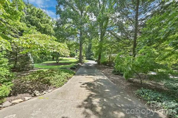 30 Nichols Hill DR, Asheville, NC 28804
