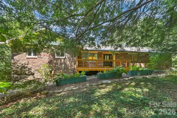 30 Nichols Hill DR, Asheville, NC 28804