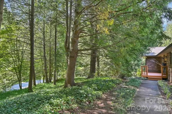 30 Nichols Hill DR, Asheville, NC 28804