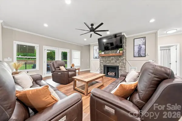 34 Colts Neck LN, Taylorsville, NC 28681