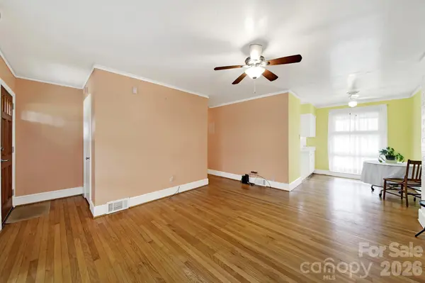 4511 Woodlark LN, Charlotte, NC 28211