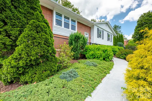 11 Summit DR, Arden, NC 28704