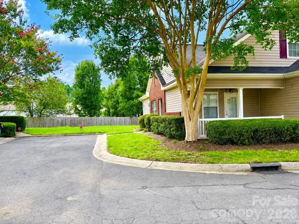 8946 Meadowmont View DR, Charlotte, NC 28269