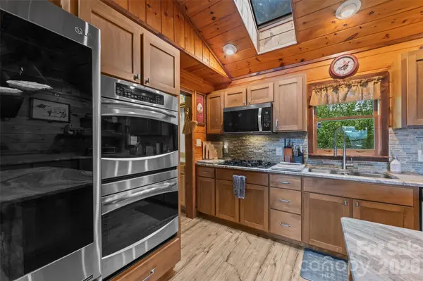 263 Pilgrims LN, Burnsville, NC 28714