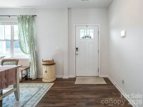 596 Country Oak DR, Asheville, NC 28804