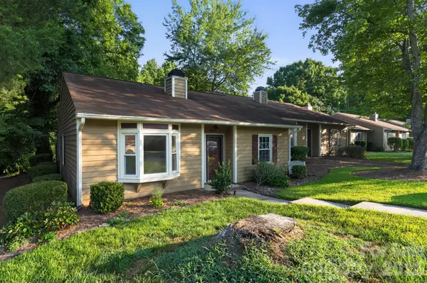 8316 Summerglen CIR, Charlotte, NC 28227