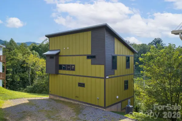 613 Salem Heights LN, Swannanoa, NC 28778