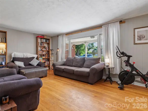 38 Crowell RD, Asheville, NC 28806