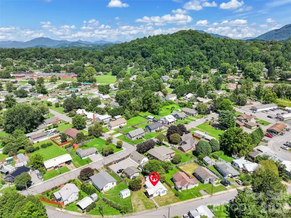 417 Riverbend ST, Waynesville, NC 28786