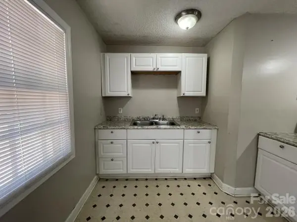 909 Carrington DR, Charlotte, NC 28214