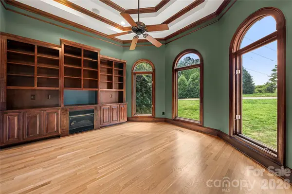 122 Long Cove LN, Mooresville, NC 28117