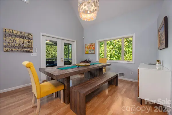 127 White Pine DR, Lake Lure, NC 28746