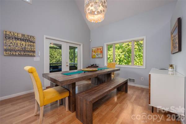 127 White Pine DR, Lake Lure, NC 28746