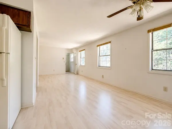 116 Falling Waters RD #3, Hendersonville, NC 28792