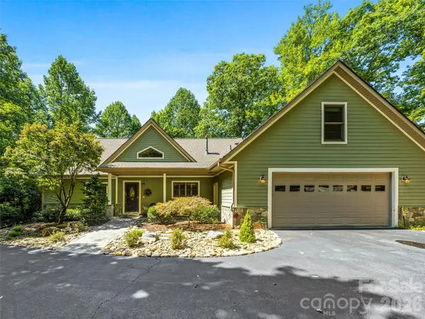38 Mountain Crest DR, Hendersonville, NC 28739