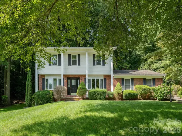 211 Ginseng LN, Hendersonville, NC 28791