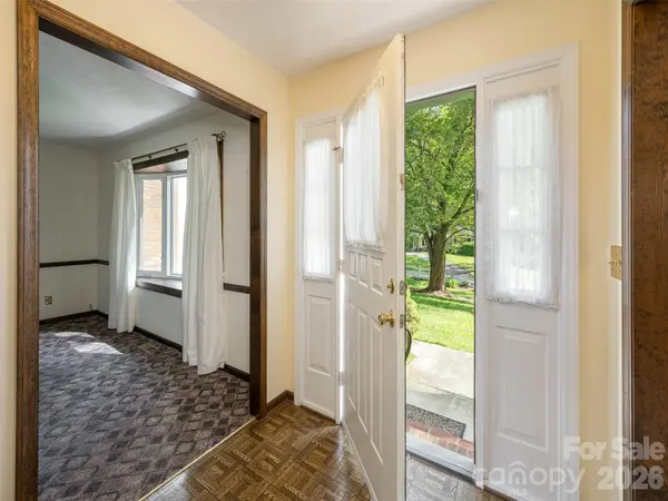 211 Ginseng LN, Hendersonville, NC 28791