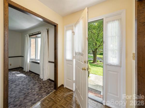 211 Ginseng LN, Hendersonville, NC 28791