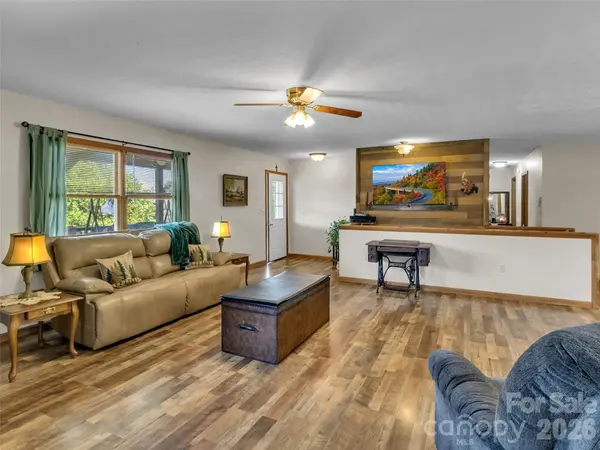 555 Acres View DR, Waynesville, NC 28786