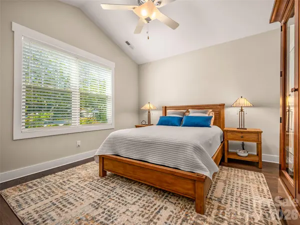 217 Hogans View CIR, Hendersonville, NC 28739