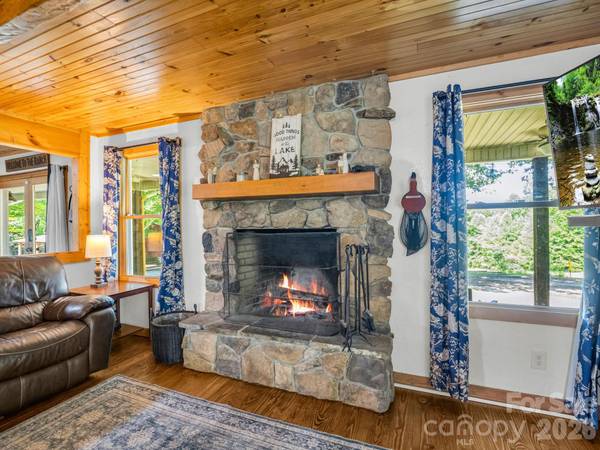 209 Chrysalis LN, Lake Lure, NC 28746
