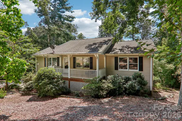 7 Maple Leaf DR, Hendersonville, NC 28739
