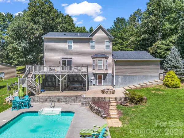 69 Ivy LN, Fletcher, NC 28732