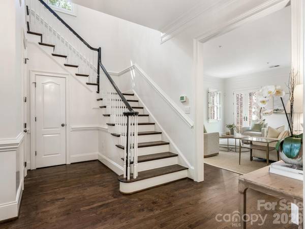 221 Crownsgate CT, Charlotte, NC 28207