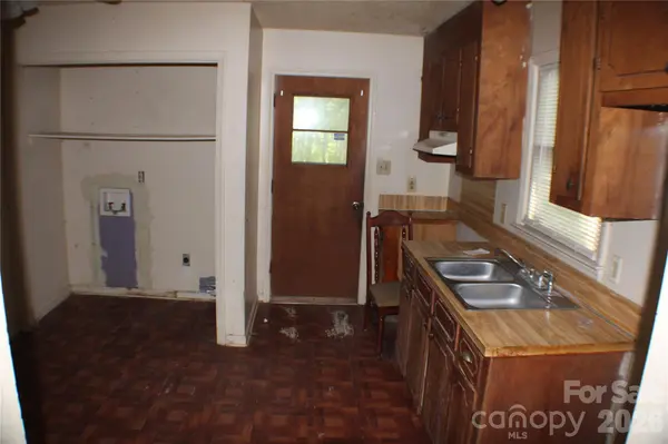 6782 Glover LN, Stanley, NC 28164