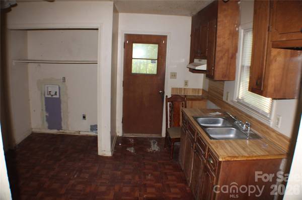 6782 Glover LN, Stanley, NC 28164