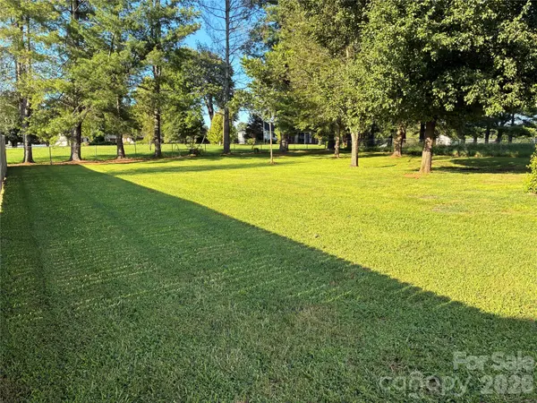 1008 Hopedale DR, Lenoir, NC 28645