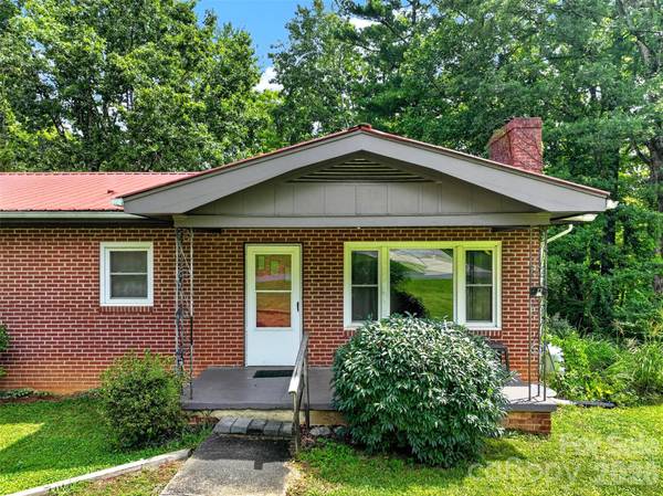 2 White Oak RD, Arden, NC 28704