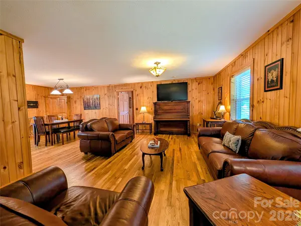 213 Rustling Pines DR, Hendersonville, NC 28792