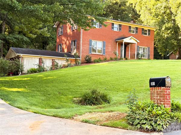 301 Starmount DR, Statesville, NC 28677