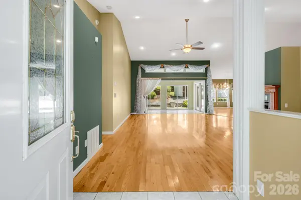 225 Arbor LN, Hendersonville, NC 28791