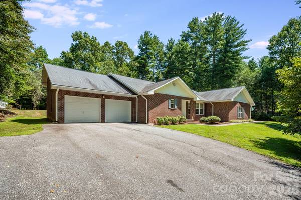225 Arbor LN, Hendersonville, NC 28791